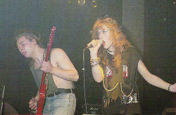 Live im Februar 1990 (Quelle: 'Metal Hammer')